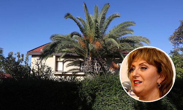 פאינה קירשנבאום על רקע ביתה ביישוב ניל"י