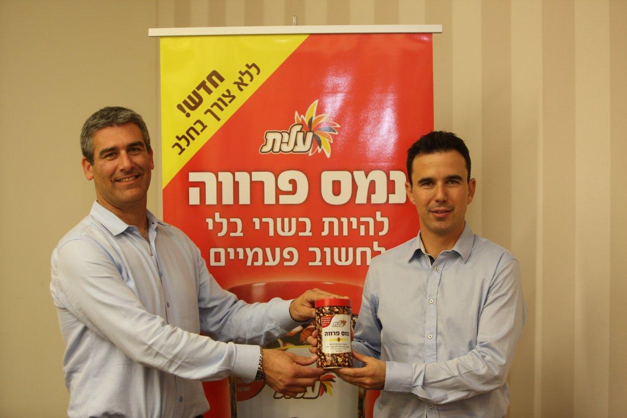 נדב ארנס מנכל קפה ישראל עם אבי לאופר מנהל תחום קפה נמס
