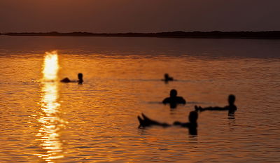 מאות נלכדו במעבורת איטלקית שעלתה באש