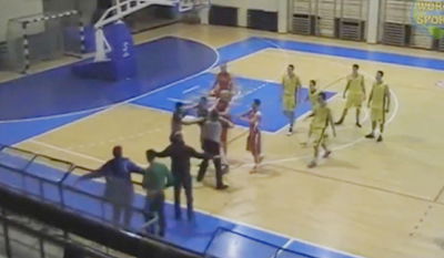 צפו: השחקן כעס על השופט והחל להכותו