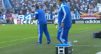 לא נעים: המאמן התיישב בטעות על כוס קפה רותח