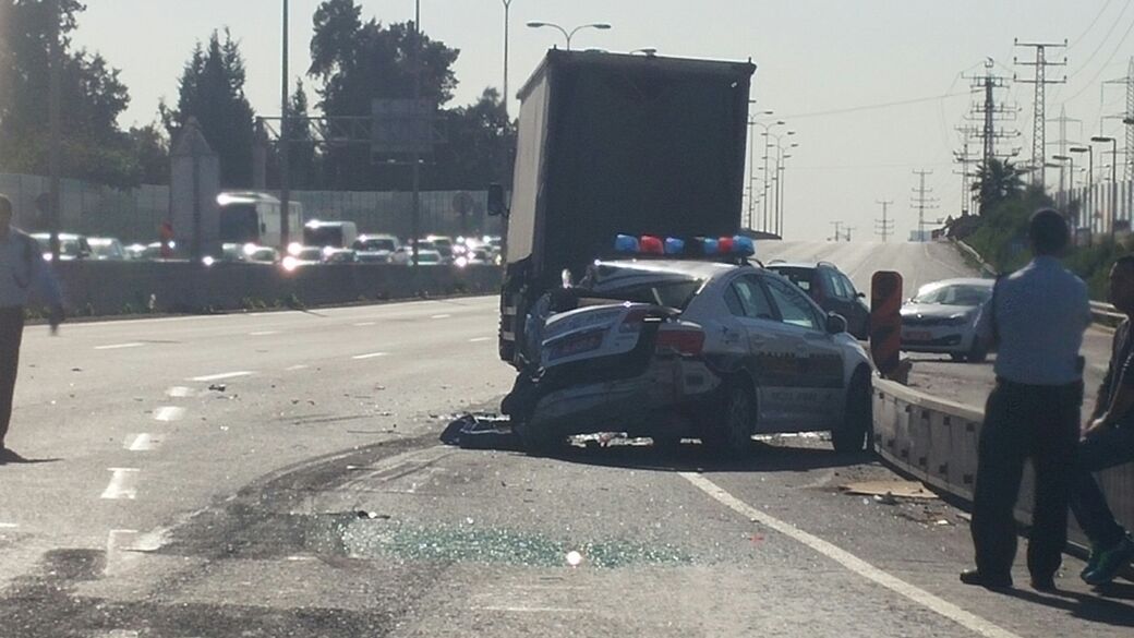 הניידת והמשאית לאחר התאונה
