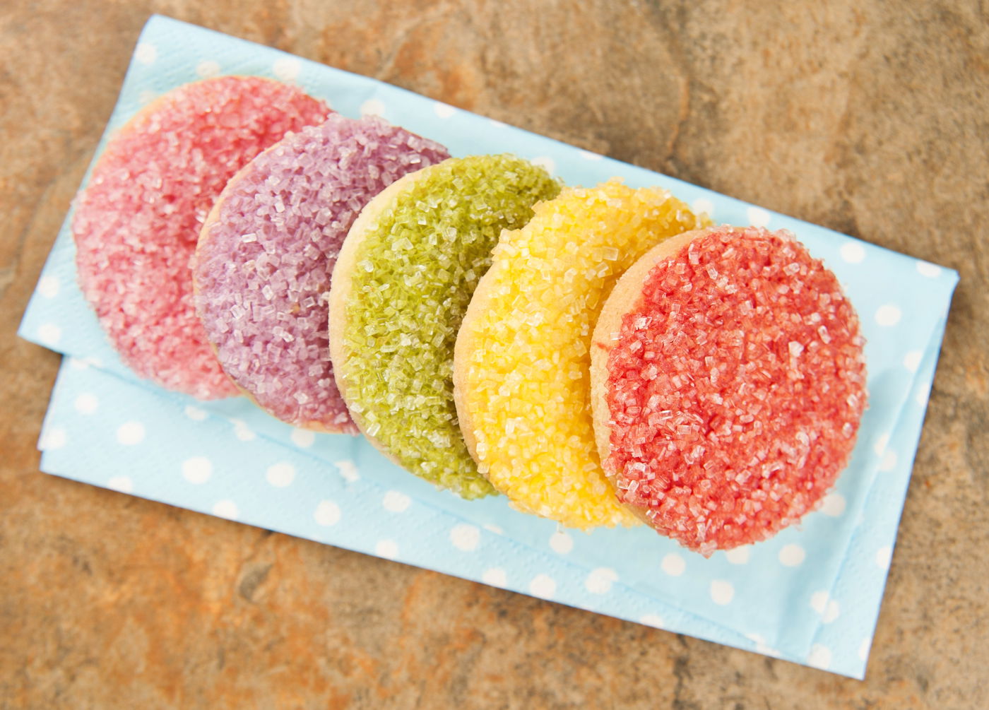 עוגיות חמאה מצופות סוכר צבעוני