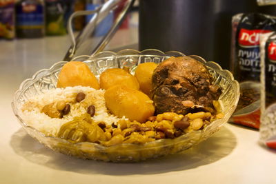 חמין עשיר בבשר וקטניות