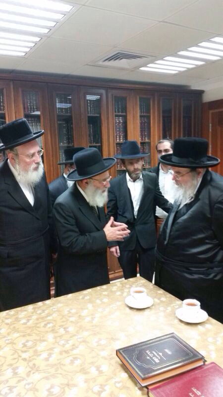 הרב ראובן אלבז נועד עם האדמו"ר מבעלזא