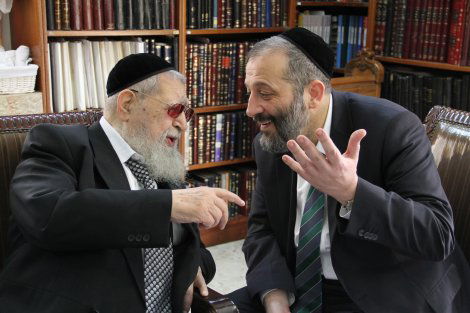 כותב השורות לצד מרן הגר"ע יוסף זצוק"ל