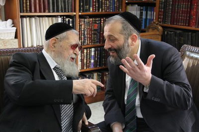 כותב השורות לצד מרן הגר"ע יוסף זצוק"ל