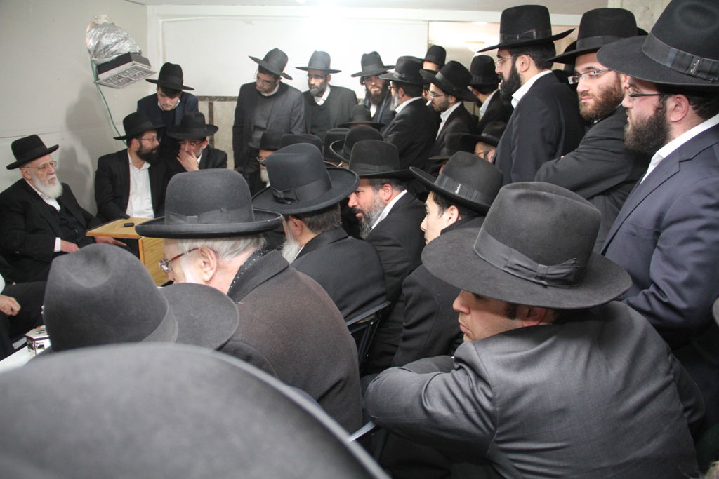 תיעוד: ניחום אבלים אצל הגר"ש כהן