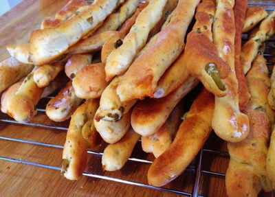 חטיף ביתי. מקלוני גבינה עם זיתים ממכרים