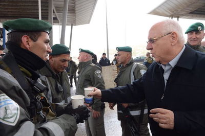 צפו: הנשיא ראובן ריבלין מבקר את לוחמי מג"ב בקור העז