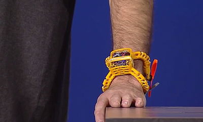 צפו: הצמיד המעופף בפעולה על בימת אינטל