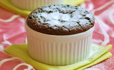 קינוח פרווה איכותי. סופלה שוקולד חם