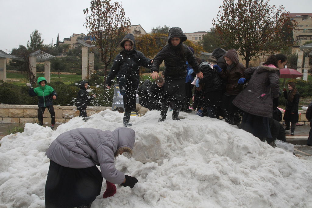 צפו: ילדי בית שמש חוגגים עם שלג