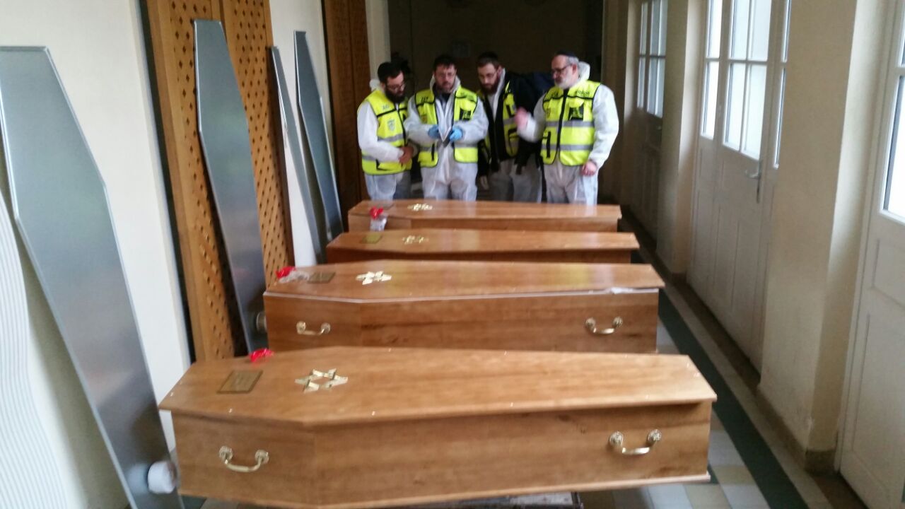 תיעוד: מתנדבי זק"א טיפלו והכינו את גופות הנרצחים