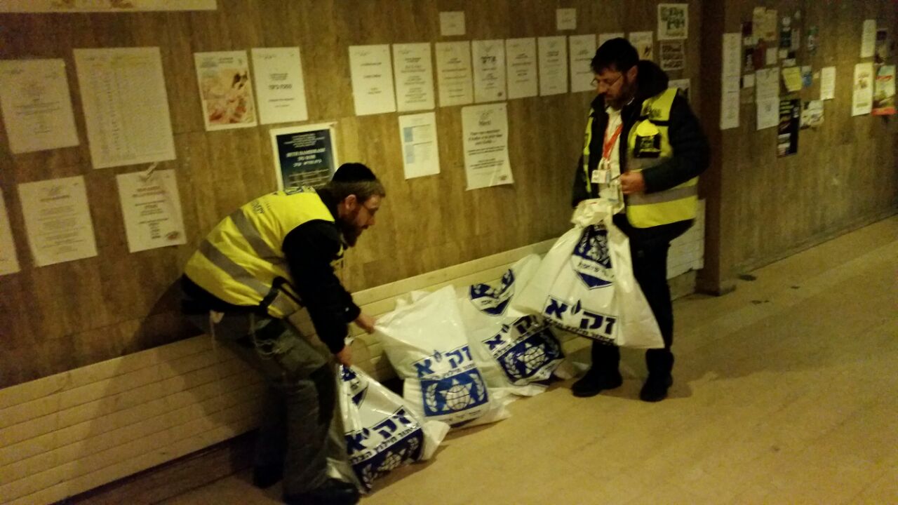 תיעוד: מתנדבי זק"א טיפלו והכינו את גופות הנרצחים