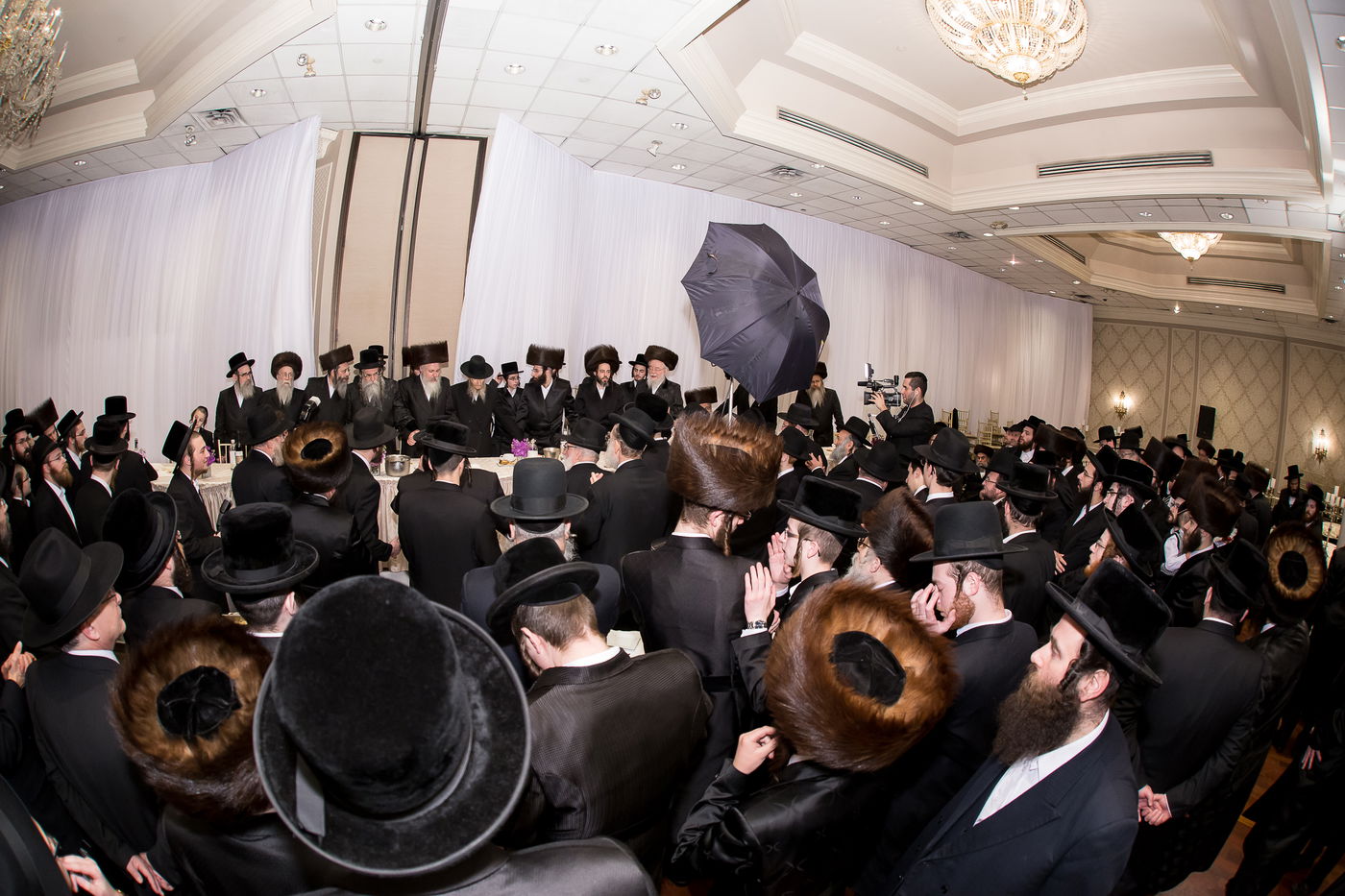 תיעוד: חתונת בת רבי משה לעווי עם בן הרה"צ מסאקהל