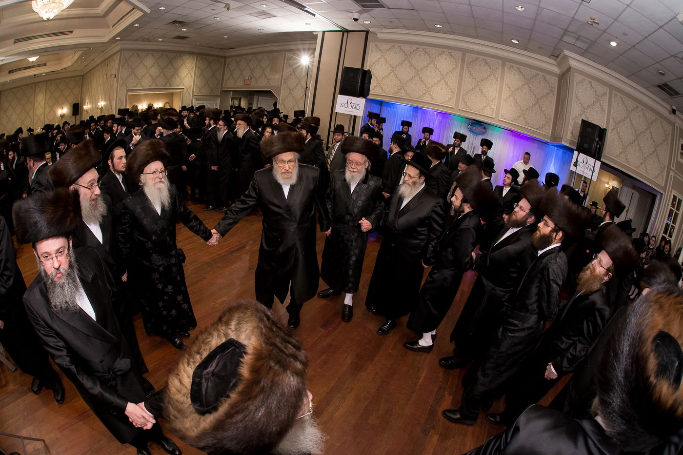 תיעוד: חתונת בת רבי משה לעווי עם בן הרה"צ מסאקהל