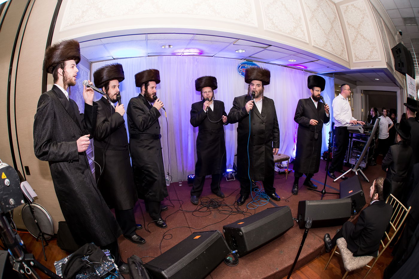 תיעוד: חתונת בת רבי משה לעווי עם בן הרה"צ מסאקהל