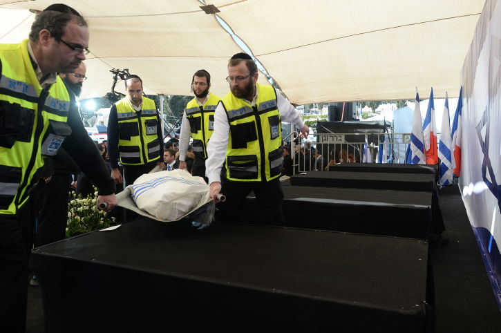 תיעוד דומע: ארבעת הקדושים הובאו למנוחות