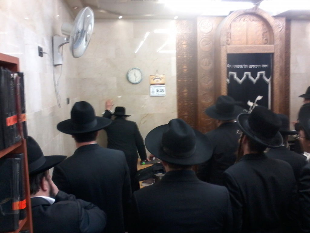 תיעוד: הגר"ש אוירבך הפתיע את מתפללי איצקוביץ'
