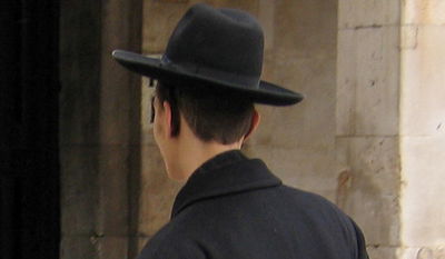 בחור ישיבה מביט במשמר המלכה סמוך לארמון בקינגהם