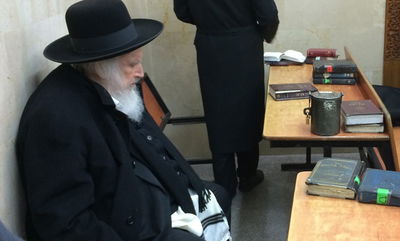 תיעוד: הגר"ש אוירבך הפתיע את מתפללי איצקוביץ'