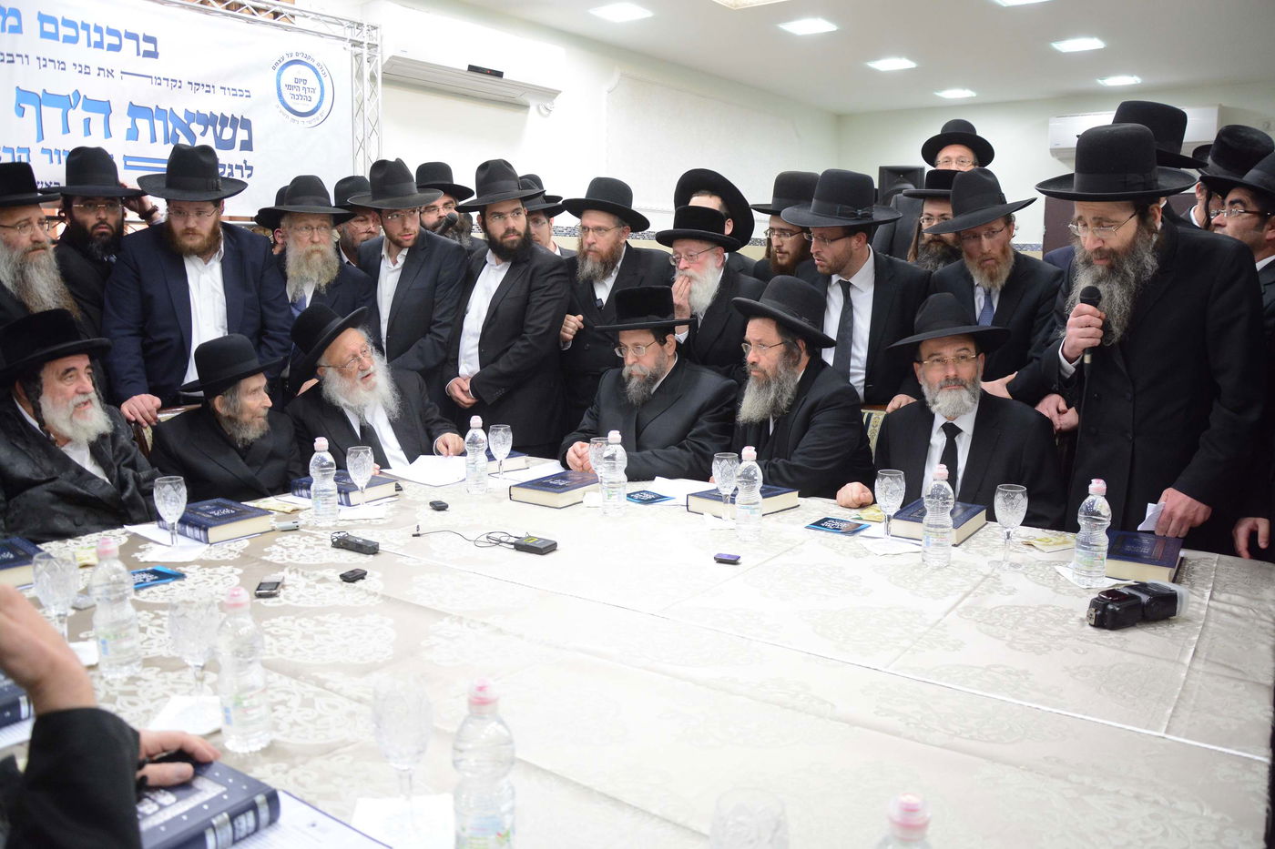 תיעוד: גדולי ישראל התכנסו בבית האדמו"ר מויז'ניץ