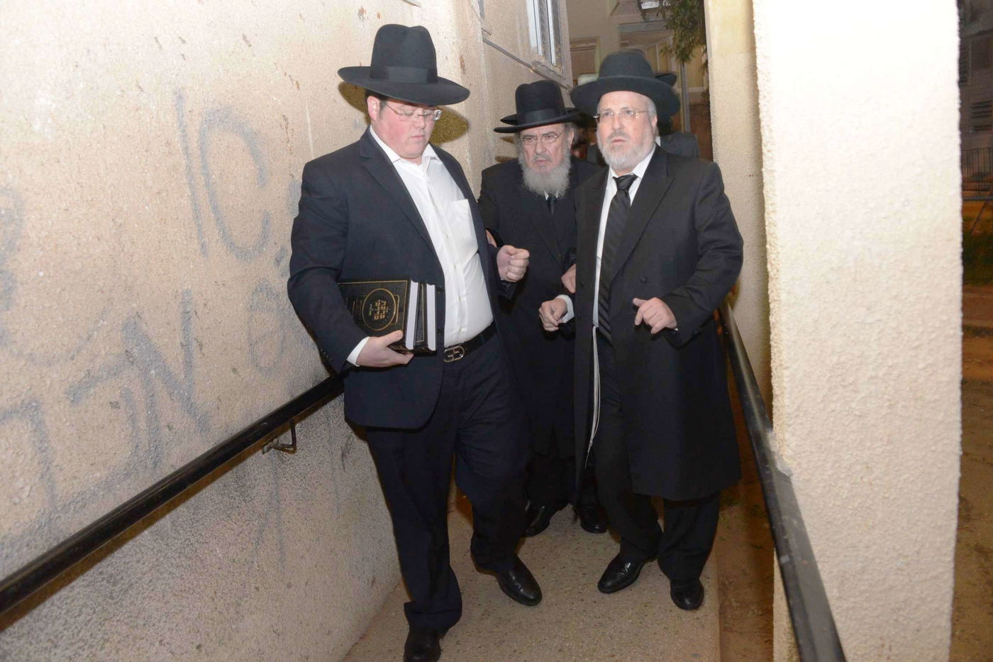 גלריה: הגרב"מ אזרחי השיק ספר בבית מרן הגר"ח קנייבסקי