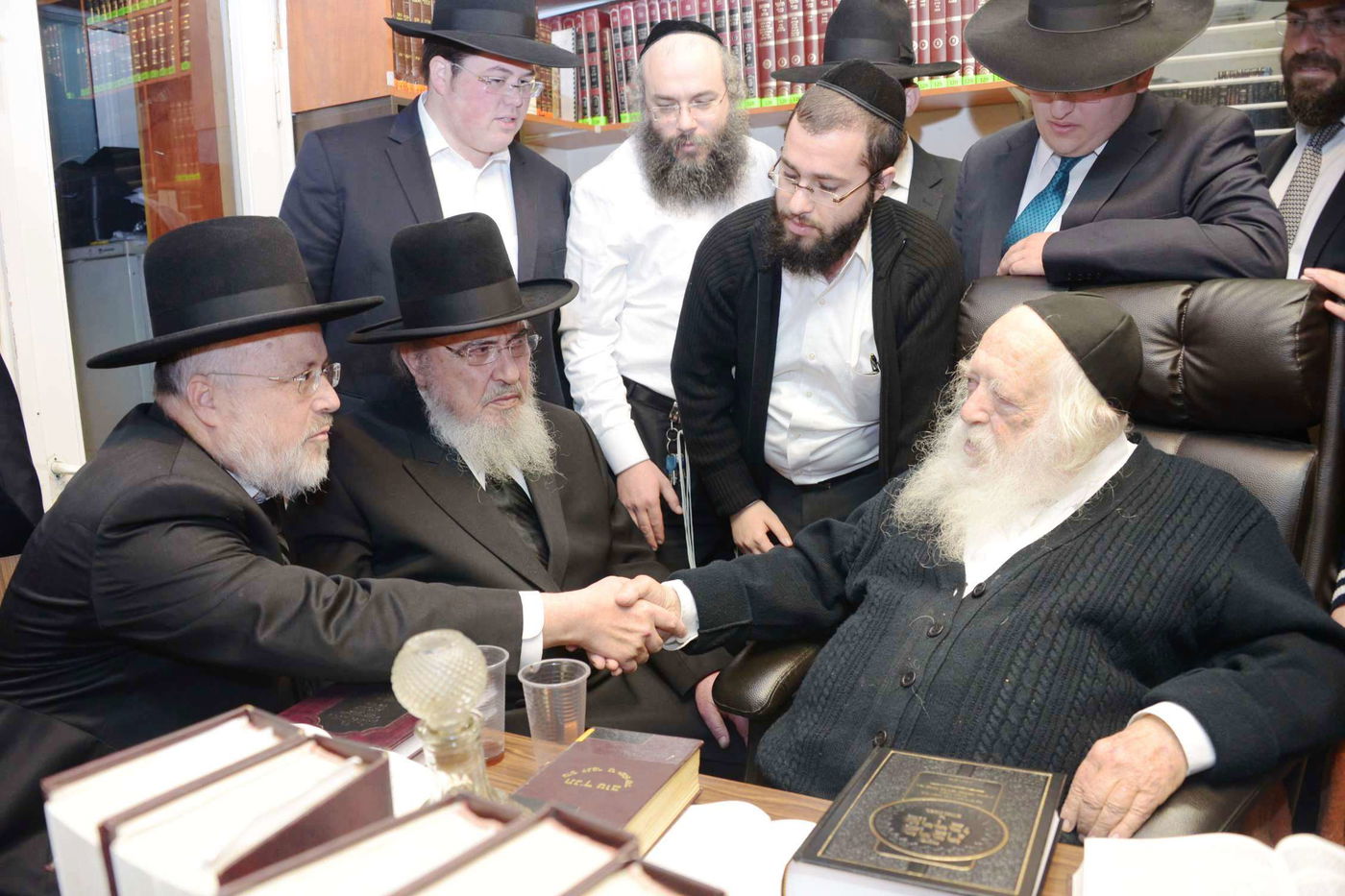 גלריה: הגרב"מ אזרחי השיק ספר בבית מרן הגר"ח קנייבסקי