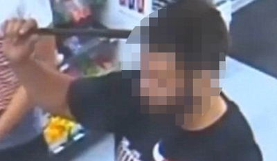 תיעוד מחריד: אדם נכנס לחנות נוחות כשמוט נעוץ בראשו