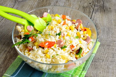 ארוחה בסיר אחד. תבשיל אורז עם נקניקיות