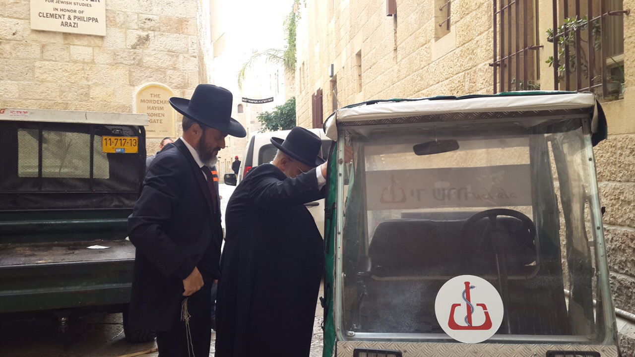 הגר"ש כהן החל להשתמש בקלנועית של הגרי"ש אלישיב • תמונות