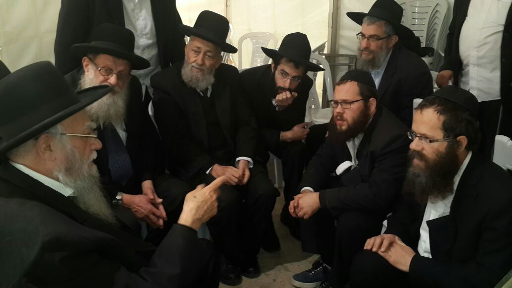 תמונות: ניחום אבלים בבית משפחת אשכנזי בכפר חב"ד