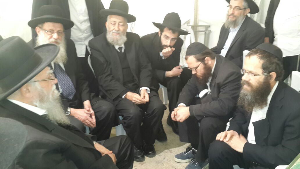 תמונות: ניחום אבלים בבית משפחת אשכנזי בכפר חב"ד