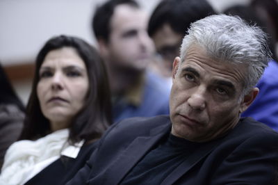 מבוכה ליאיר לפיד: אמהות חד הוריות קטעו את נאומו