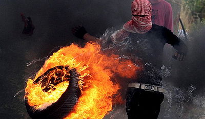 צפו: מאות בדואים מבצעים לינץ' בניידת משטרה