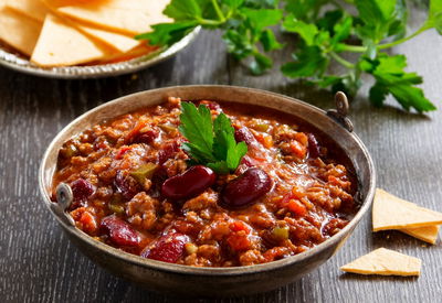 קדרת צ'ילי בשר ושעועית עשירה ברוטב עגבניות