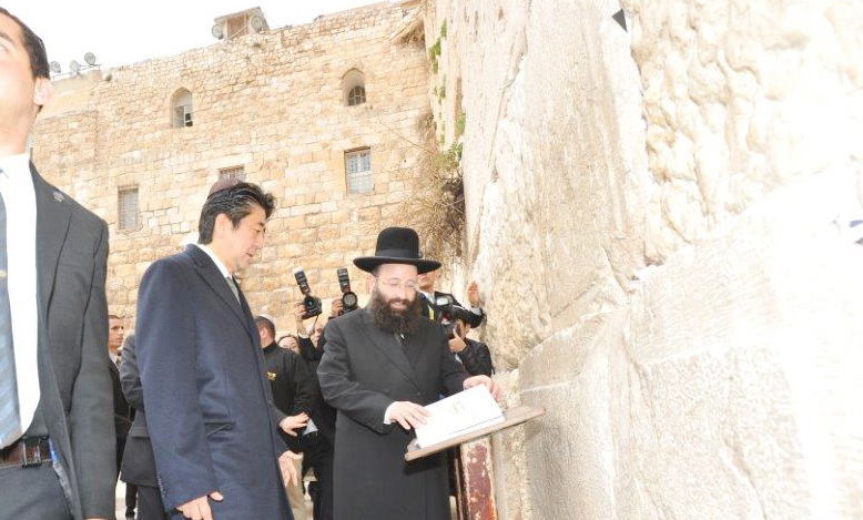 ראש ממשלת יפן שינזו אבה בכותל המערבי