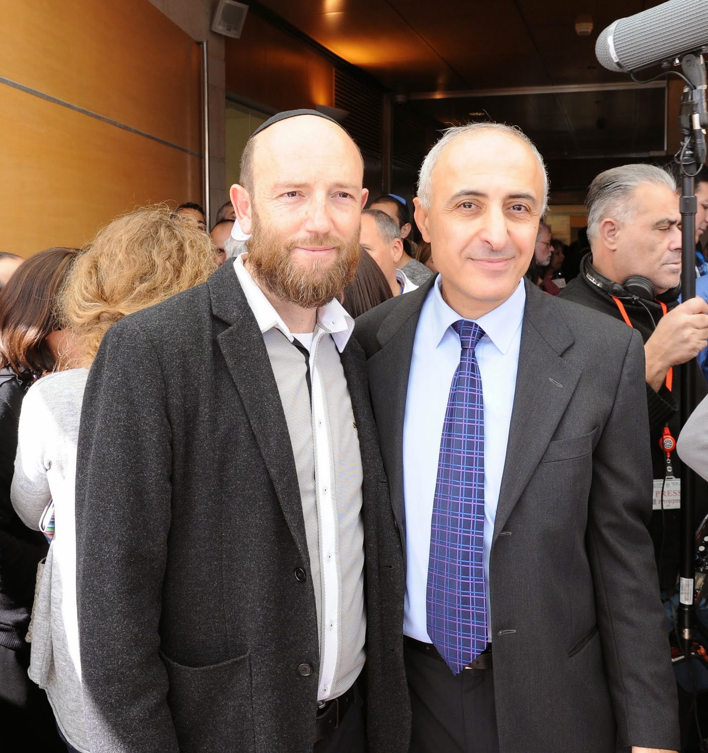 גלריה: ספר תורה עתיק מבגדד הוכנס למשרד החוץ