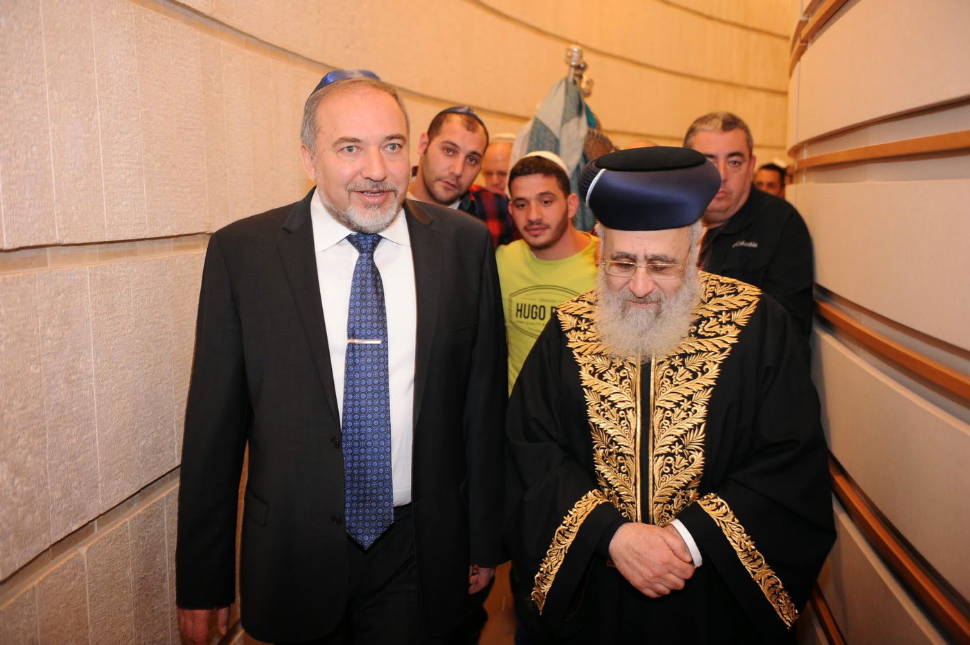 גלריה: ספר תורה עתיק מבגדד הוכנס למשרד החוץ