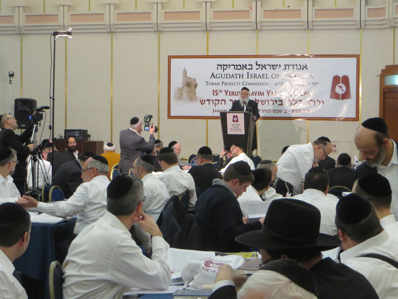 הגרב"ד פוברסקי נעל את 'ירחי כלה' • תמונות