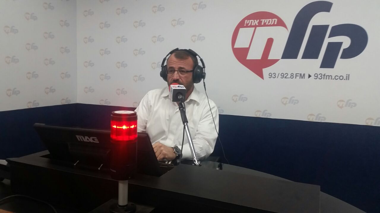 המראיין העיתונאי בני רבינוביץ