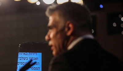 יאיר לפיד לועג: "חצי מיליון חרדים בשטח ל-200 אלף"