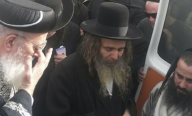 הרה"צ שלום ארוש בהלווית נכדתו ע"ה