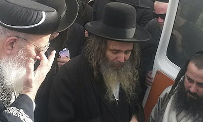 הרה"צ שלום ארוש בהלווית נכדתו ע"ה