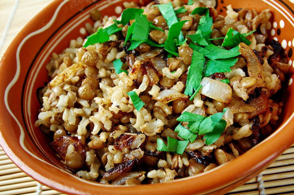 מג'דרה. תבשיל אורז מלא ועדשים ירוקות