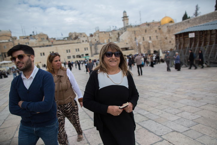 לאחר שחרורה מהכלא: שולה זקן התפללה בכותל • תמונות