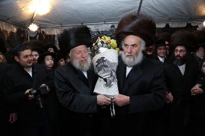 הכנסת ס"ת לזכר הנגיד מנחם שטארק הי"ד • תיעוד