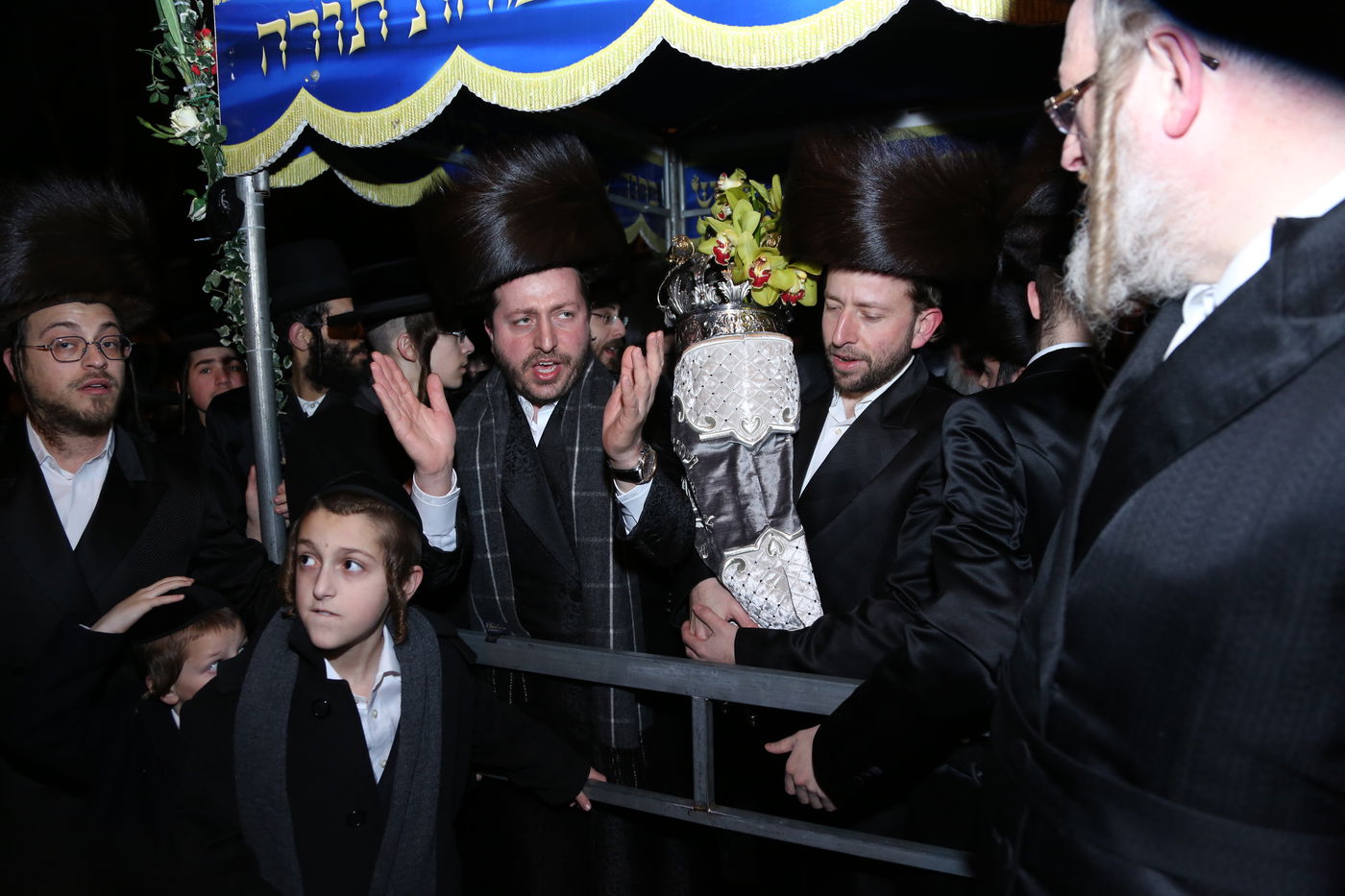 הכנסת ס"ת לזכר הנגיד מנחם שטארק הי"ד • תיעוד