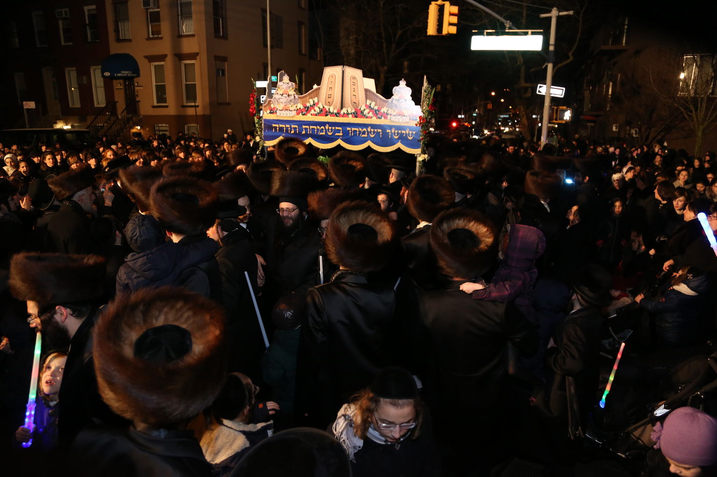 הכנסת ס"ת לזכר הנגיד מנחם שטארק הי"ד • תיעוד